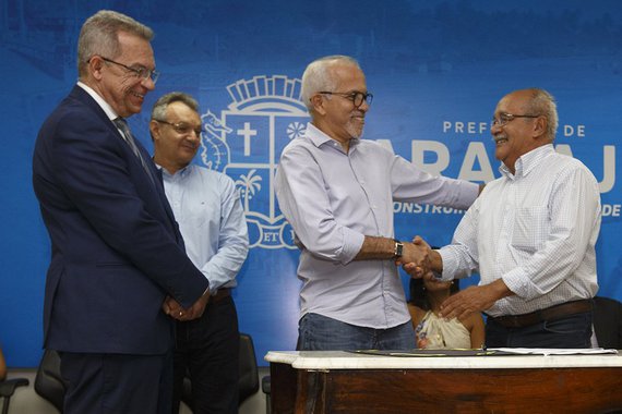 O prefeito Edvaldo Nogueira assinou dois acordos de cooperação com as universidades corporativas da Caixa Econômica e do Banco do Brasil; com esta parceria, os servidores do executivo municipal terão acesso a cursos de capacitação, com foco em inovação, administração, contabilidade e boas práticas no serviço público; na mesma solenidade, Edvaldo lançou o concurso de ideias e inovação, também voltado para o funcionalismo público municipal, e fez a entrega de certificados aos servidores que concluíram a capacitação para uso do sistema de convênios do governo federal, o Siconv