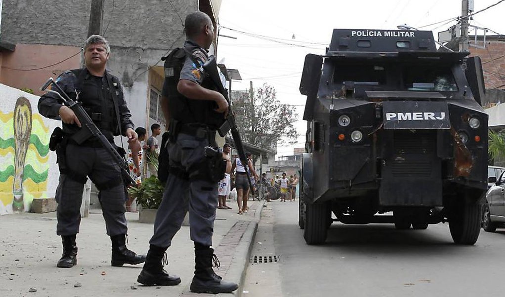 Mais um policial militar foi morto em serviço no Rio; o sargento Marcelo Diniz, lotado no Batalhão de Irajá (41o BPM), morreu depois de ter sido baleado durante uma ocorrência policial em Anchieta, na zona norte da cidade; a guarnição do policial estava tentando recuperar um veículo que havia sido roubado na Avenida Crisóstomo Pimentel de Oliveira, naquele bairro; segundo a Polícia Militar, os criminosos perceberam a aproximação dos policiais e atiraram contra eles