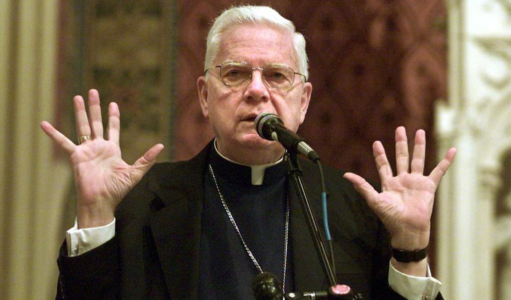 Cardeal Bernard Law, ex-arcebispo de Boston que se tornou símbolo dos escândalos de abuso sexual que afetaram a Igreja Católica no mundo todo, morreu nesta quarta-feira (20), aos 86 anos, informou o Vaticano; Law, cuja renúncia em 2002 chocou a Igreja e trouxe à tona casos de abuso, estava vivendo em Roma e sofrendo com problemas de saúde nos últimos anos; história de como a equipe do jornal Boston Globe revelou o escândalo em uma cidade onde poucos queriam contrariar Igreja Católica foi registrada no filme de 2015 "Spotlight - Segredos Revelados", que ganhou o Oscar de melhor filme