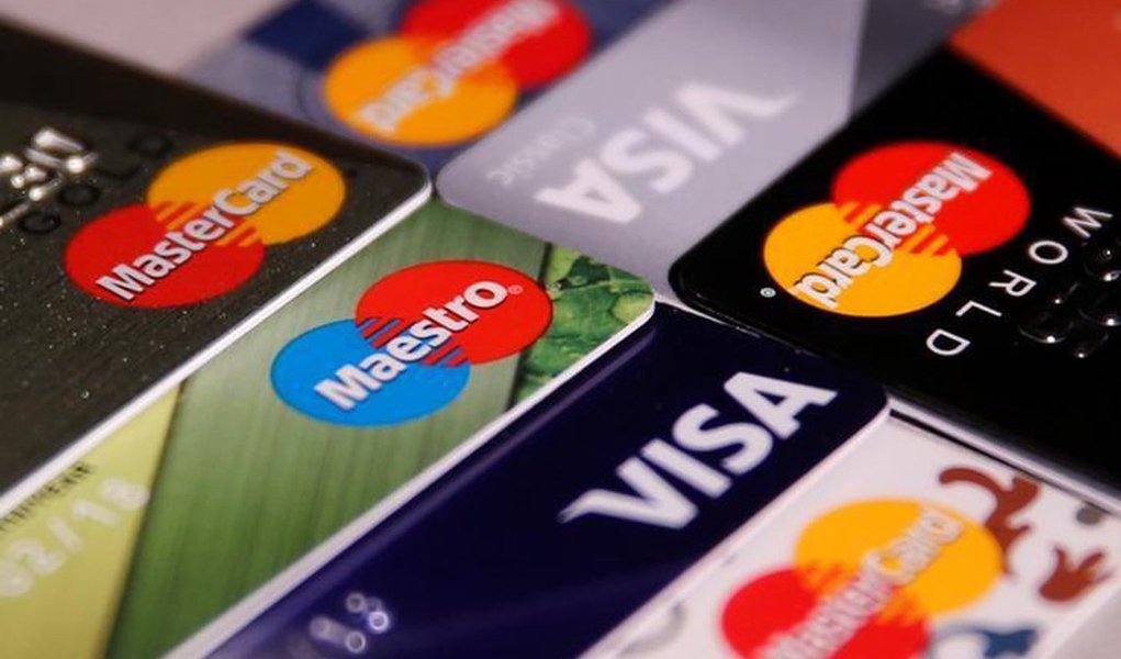 Taxa de juros do rotativo do cartão de crédito para quem paga pelo menos o valor mínimo da fatura em dia continuou a cair, em novembro. A taxa chegou a 218,3% ao ano no mês passado, com redução de 2,8 pontos percentuais em relação a outubro, de acordo com o Banco Central (BC); tmédia da modalidade de crédito ficou em 333,8% ao ano, com queda de 4,2 ponto percentual em relação a outubro; taxa de juros do cheque especial ficou estável em 323,7% ao ano, em novembro em relação a outubro