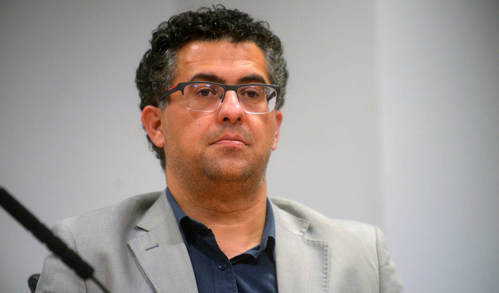 O líder do PT na Assembleia Legislativa de São Paulo, deputado Alencar Santana Braga, deuncia chantagem do governo Alckmin para obter a aprovação das contas do governo do Estado em 2017; segundo o deputado, a base de Alckmin na Alesp quer votar um projeto que beneficia os professores, e que é de interesse da bancada petista, em troca da oposição aprovar as contas estaduais deste ano; "Nem a pau", diz o deputado; assista