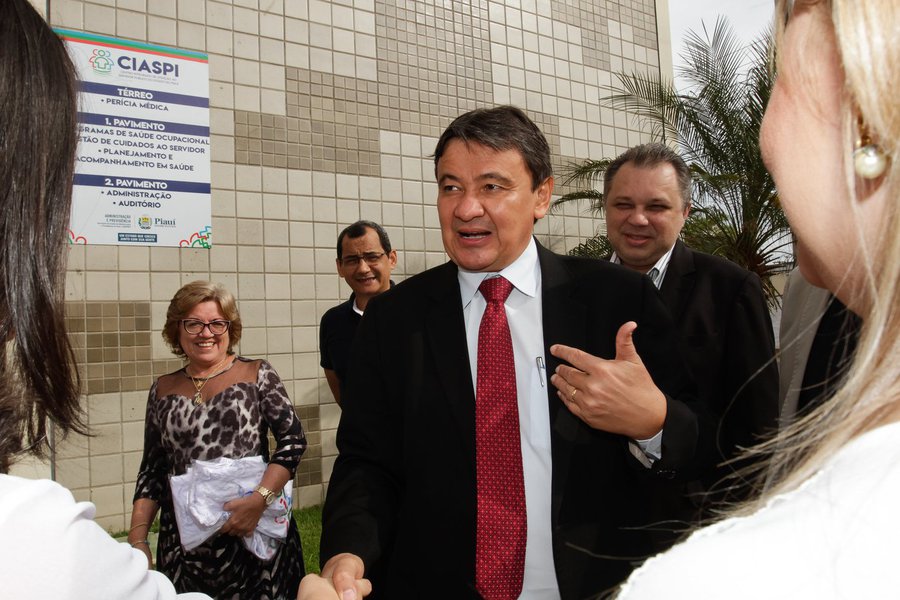 o governador Wellington Dias inaugurou o Centro Integrado de Atenção do Servidor do Piauí (Ciaspi), que tem como objetivo assegurar a saúde física e mental, capacitar e valorizar quem trabalha no Estado por meio de desenvolvimento de políticas preventivas de saúde e de segurança do trabalho, através de vários procedimentos fundamentais, como diagnóstico e encaminhamento para tratamento adequado; “Estamos inaugurando hoje uma área nova no Brasil, pensada especificamente para o servidor. Criamos uma rede de saúde completa, que abrange todas as áreas de carência e com essa iniciativa, o governo vai gerar um novo olhar para o agente público, valorizando e cuidando ainda mais de seus servidores”