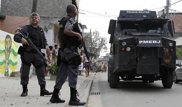 Mais um policial militar foi morto em serviço no Rio; o sargento Marcelo Diniz, lotado no Batalhão de Irajá (41o BPM), morreu depois de ter sido baleado durante uma ocorrência policial em Anchieta, na zona norte da cidade; a guarnição do policial estava tentando recuperar um veículo que havia sido roubado na Avenida Crisóstomo Pimentel de Oliveira, naquele bairro; segundo a Polícia Militar, os criminosos perceberam a aproximação dos policiais e atiraram contra eles