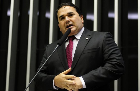 O deputado federal Cabo Sabino (PR) está de mudança para o PHS, e um dos motivos é o desejo de apoiar o deputado Jair Bolsonaro (PSC-RJ) em 2018.  “No Ceará, eu tenho essa liberdade para apoiar o Bolsonaro, porque o PHS é um partido de direita, e de votar de acordo com o que eu acredito em Brasília”, revelou. O parlamentar disse ainda que, apesar da troca de partido, a aliança com o deputado estadual Capitão Wagner (PR) pode continuar