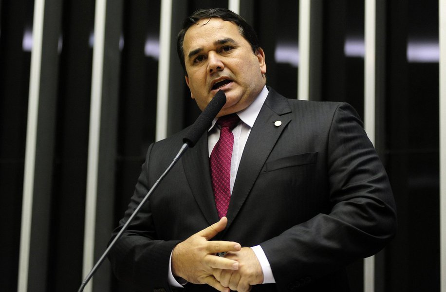 O deputado federal Cabo Sabino (PR) está de mudança para o PHS, e um dos motivos é o desejo de apoiar o deputado Jair Bolsonaro (PSC-RJ) em 2018.  “No Ceará, eu tenho essa liberdade para apoiar o Bolsonaro, porque o PHS é um partido de direita, e de votar de acordo com o que eu acredito em Brasília”, revelou. O parlamentar disse ainda que, apesar da troca de partido, a aliança com o deputado estadual Capitão Wagner (PR) pode continuar