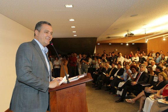 Na cerimônia de lançamento da Revista Terra Mãe, na tarde desta terça-feira, o governador Rui Costa (PT) criticou o governo de Michel Temer por não dar nenhum subsídio para a segurança pública no estado; "O governo federal Não faz nada, absolutamente nada. Não é mais possível o governo federal lavar as mãos em relação a segurança", disse Rui