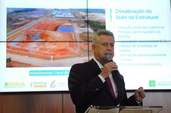 O governador do Distrito Federal, Rodrigo Rollemberg, fez um balanço dos três anos de gestão e, após destacar responsabilidade fiscal e o combate à grilagem, o chefe do executivo afirmou que, para 2018, os maiores desafios estão na saúde; Rollemberg enfatizou que a mudança no modelo de gestão do Instituto Hospital de Base e o aumento na cobertura da atenção primária são medidas que serão sentidas em médio prazo; "Com a aprovação da emenda [de R$ 1,2 bilhão a mais no orçamento] que encaminharemos à Câmara Legislativa para apreciação em 15 de janeiro, nosso objetivo é contratar servidores da saúde para abrir os leitos hospitalares que se encontram fechados por falta de pessoal"