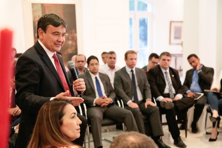 O governador Wellington Dias reuniu, no Palácio de Karnak, sua equipe de secretários para avaliar o ano de 2017; de acordo com o secretário de Estado da Administração e Previdência, Franzé Silva, o Piauí andou “na contramão positiva, pensando em fazer com que o investidor visse o estado em um cenário diferente do brasileiro. Com isso, o Piauí conseguiu atrair empresas, gerando emprego e mantendo o crescimento da receita própria acima da média nacional. Isso nos deu fortalecimento para superar as quedas das transferências federais”