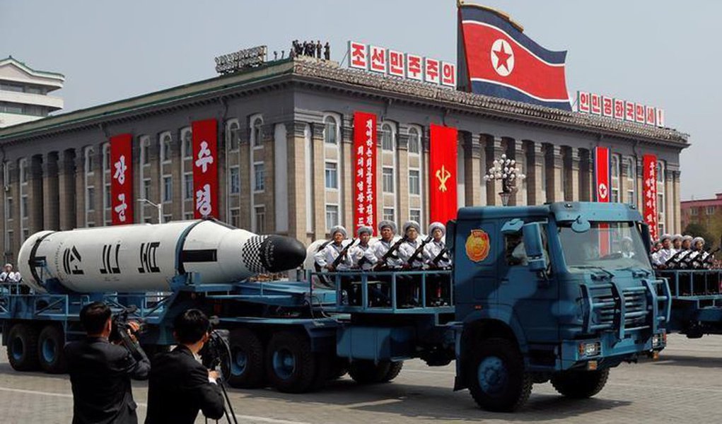 Coreia do Norte vai obter em breve um míssil capaz de alcançar a Europa, e os EUA, a Grã-Bretanha e a Rússia devem frustrar esse projeto, afirmou na quinta (21) o secretário de Relações Exteriores do Reino Unido, Boris Johnson; "Kim Jong-un pode obter em breve um míssil balístico intercontinental capaz de alcançar não somente Nova York ou Londres, mas também Moscou. Isso é possível. Acreditamos que isso acontecerá dentro de 6 ou 18 meses. É um problema muito real", disse 