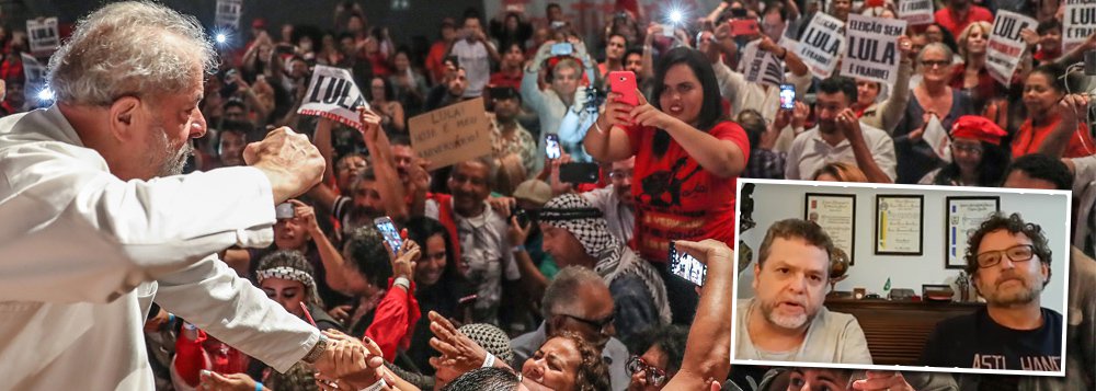 Delegados em defesa de Lula e da democracia anunciaram que irão a Porto Alegre no dia em que o Tribunal Regional Federal da 4ª Região (TRF4) julgará a sentença do ex-presidente, em 24 de janeiro, para denunciar a seletividade da Justiça no processo; Fernão Dias Silva Leme e Jõao Vale, ambos delegados da Polícia Civil de São Paulo, divulgaram um vídeo manifestando sua posição a favor de Lula; eles afirmam acreditar não serem os únicos a defender a democracia e os direitos de Lula e convidam outros policiais a se juntarem a eles; assista