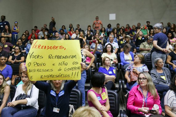 Por 16 votos a 14, a Câmara de Vereadores decidiu retirar a urgência do projeto que trata de alterações no pagamento de gratificações aos servidores municipais; mas, devido à diferença de apenas dois votos, o vereador Luciano Marcantônio (PTB) pediu a renovação da votação, o que deve ocorrer na quarta-feira (20); a proposta é uma das que motivou os municipários a entrarem em greve no início de outubro — e permanecerem por mais de um mês até que o governo suspendesse a tramitação da matéria –, uma vez que ele propõe acabar com os regimes de tempo integral e dedicação exclusiva que, atualmente, garantem gratificações que podem dobrar o salário ao aumentar de 30 para 40 horas semanais a carga horária