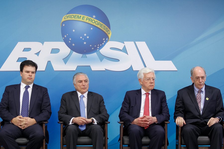 Durante o evento de divulgação do Plano de Negócios e Gestão (PNG) da Petrobras, nesta quinta-feira, 21, Michel Temer disse que a empresa "recuperou o prestígio" depois de ser "quase um palavrão"; "Ficou muito desmoralizada e o Pedro [Parente, presidente da estatal] conseguiu, patrocinado pelo Ministério de Minas e Energia, reerguer a Petrobras para que eu pudesse dizer exatamente essas palavras. Por isso nós cuidaremos para que a Petrobras permaneça como uma referência de profissionalismo no Brasil e no mundo", disse Temer