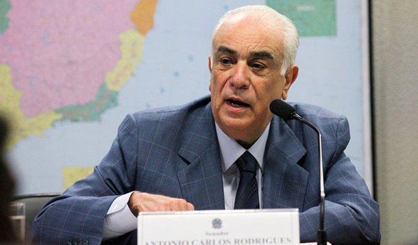 O juiz Glaucenir Silva de Oliveira, da Justiça Eleitoral de Campos dos Goytacazes, também pediu a prisão preventiva de Antônio Carlos Rodrigues, presidente nacional do Partido da República (PR) e ex-ministro dos Transportes; até as 13h, entretanto, o político não havia sido encontrado nos endereços procurados pela Polícia Federal; Rodrigues é um dos alvos da operação que prendeu os ex-governadores do Rio Anthony e Rosinha Garotinho; ex-ministro é acusado de intermediar propina para seu partido nas eleições de 2014 e foi citado por delatores da JBS