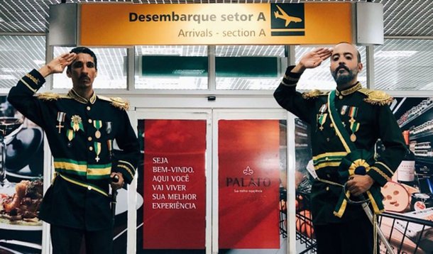 Desde domingo (19) quem desembarcar no Aeroporto Internacional Zumbi dos Palmares, em Maceió, é recepcionado pelo próprio; na verdade tudo não passa de uma ação teatral, organizada pela Secretaria de Estado do Desenvolvimento Econômico e Turismo (Sedetur), no saguão de desembarque em homenagem ao Dia Nacional da Consciência Negra; grupo de atores encena um trecho da história de Zumbi dos Palmares e sua luta pela liberdade do povo negro; ação vai até o próximo dia 22 e visa fomentar o turismo na região do Quilombo