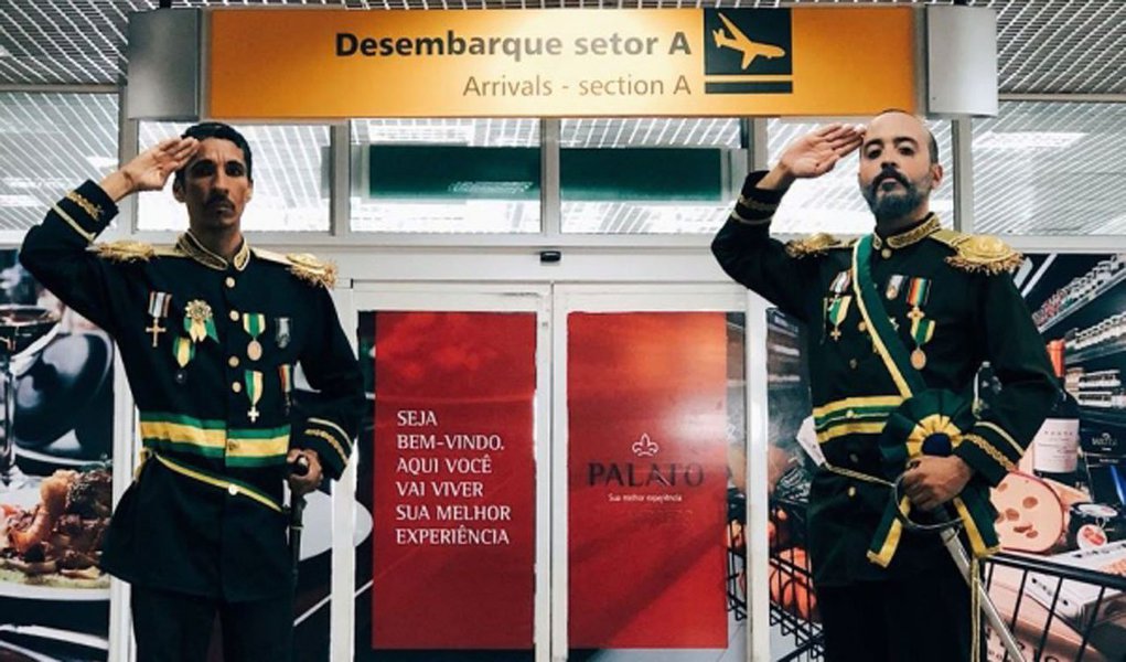 Desde domingo (19) quem desembarcar no Aeroporto Internacional Zumbi dos Palmares, em Maceió, é recepcionado pelo próprio; na verdade tudo não passa de uma ação teatral, organizada pela Secretaria de Estado do Desenvolvimento Econômico e Turismo (Sedetur), no saguão de desembarque em homenagem ao Dia Nacional da Consciência Negra; grupo de atores encena um trecho da história de Zumbi dos Palmares e sua luta pela liberdade do povo negro; ação vai até o próximo dia 22 e visa fomentar o turismo na região do Quilombo