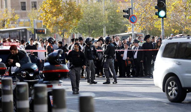 Um palestino esfaqueou um guarda de segurança israelense na principal estação de ônibus de Jerusalém e focos de violência irromperam perto da embaixada dos EUA em Beirute, após o anúncio de reconhecimento do presidente dos Estados Unidos, Donald Trump, de Jerusalém como a capital de Israel; suposto agressor foi levado sob custódia depois que um observador o atacou