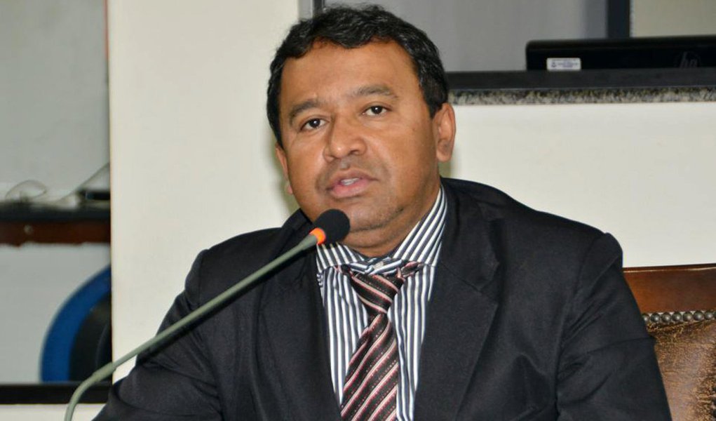O plenário da Assembleia aprovou projeto do deputado Elenil da Penha (PMDB) que proíbe, no âmbito do Estado do Tocantins, a inauguração e a entrega de obras públicas estaduais incompletas ou que, embora concluída, não esteja em condições de atender aos fins aos quais se destinam; de acordo o parlamentar, o projeto tem o objetivo de evitar uma prática rotineira em que muitos gestores públicos inauguram obras antes de sua conclusão; a proposta dispensa exigência pelo poder público de autenticação de cópias, em cartório, de documentos pessoais