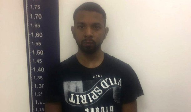 O traficante Rogério Avelino da Silva, o Rogério 157, estava desarmado quando foi preso na Zona Norte do Rio de Janeiro, e ofereceu "resolver a vida" dos policiais civis que efetuaram sua prisão; "Ele não chegou a oferecer [suburno], mas, notem, a ousadia foi tanta, que ele chegou a insinuar que a nossa vida estaria resolvida", disse o delegado Gabriel Ferrando, que participou da operação integrada entre as forças estaduais e federais de segurança pública e defesa. Outras seis pessoas foram presas nas comunidades, e dois menores foram apreendidos