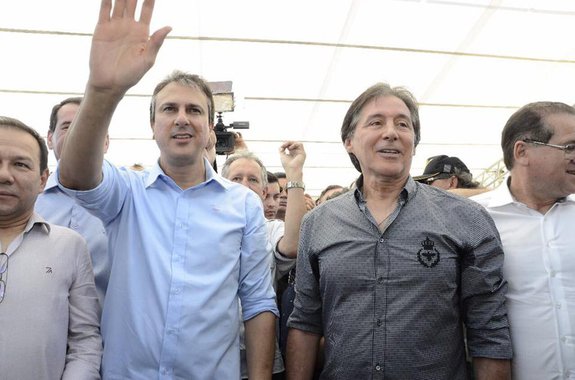 Ao lado de Camilo Santana (PT) em almoço promovido pela Federação das Indústrias do Estado do Ceará (Fiec), nesta sexta-feira (8), o presidente do Senado, Eunício Oliveira (PMDB), reforçou interesse em uma “aliança administrativa” com o governador e disse que só discutirá política em 2018. “O meu propósito é de usar a força da cadeira de presidente de um dos três poderes da República para ajudar o Ceará. Com isso o cearense pode contar comigo sempre. 2018 nós vamos conversar em 2018”