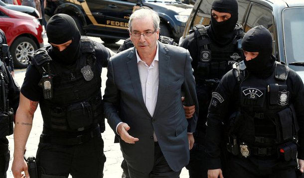 O Tribunal Regional Federal da 4ª Região, a segunda instância dos processos da Operação Lava Jato que correm na Justiça Federal do Paraná, manteve a condenação do ex-presidente da Câmara e deputado federal cassado Eduardo Cunha (PMDB-RJ), mas reduziu a pena do parlamentar; o juiz Sérgio Moro condenou o peemedebista a 15 anos e quatro meses de prisão pelos crimes de lavagem de dinheiro, corrupção passiva e evasão de divisas; o tribunal manteve a condenação pelos crimes, e reduziu a pena de Cunha para 14 anos e seis meses