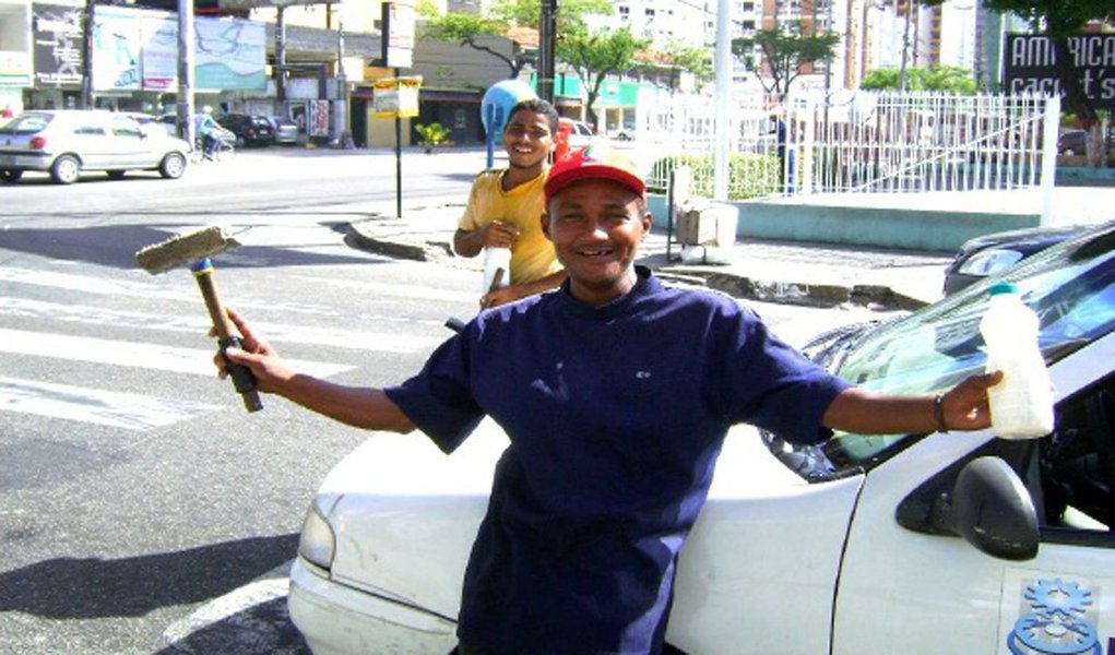 Dados da Pesquisa Nacional por Amostra de Domicílios (PNAD), divulgados pelo IBGE nesta sexta-feira, 17, mostram que 26,8 milhões de trabalhadores não tinham emprego, trabalhavam menos horas do que gostariam ou faziam parte da força de trabalho potencial no terceiro trimestre deste ano; de julho a setembro, a subutilização da força de trabalho do Brasil atingiu 23,9%; número de trabalhadores em sub-emprego aumentou tanto em relação ao trimestre anterior (26,3 milhões), quando a taxa atingiu 23,8%, como em relação ao terceiro trimestre de 2016 (22,9 milhões), quando chegou a 21,2%