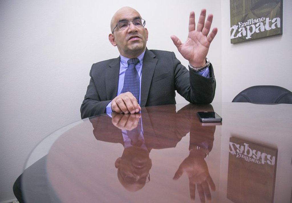 "A proibição de drogas é uma farsa simplesmente porque não funciona, e não tem como funcionar", afirma o juiz Luís Carlos Valois; "Na verdade, não há proibição nenhuma, as drogas estão aí em todas as esquinas, escolas, praças etc, e nós chamamos isso de proibição"; magistrado há 20 anos, ele percebeu que o próprio Judiciário conhece muito pouco a respeito das substâncias que justificam a maior parte das prisões efetuadas no Brasil; na pesquisa de doutorado, ele aprofundou o tema, que resultou no livro “O Direito Penal e a guerra às drogas”, finalista do Prêmio Jabuti deste ano; reportagem do Sul 21