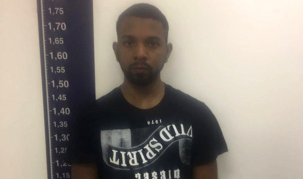 O traficante Rogério Avelino da Silva, o Rogério 157, estava desarmado quando foi preso na Zona Norte do Rio de Janeiro, e ofereceu "resolver a vida" dos policiais civis que efetuaram sua prisão; "Ele não chegou a oferecer [suburno], mas, notem, a ousadia foi tanta, que ele chegou a insinuar que a nossa vida estaria resolvida", disse o delegado Gabriel Ferrando, que participou da operação integrada entre as forças estaduais e federais de segurança pública e defesa. Outras seis pessoas foram presas nas comunidades, e dois menores foram apreendidos