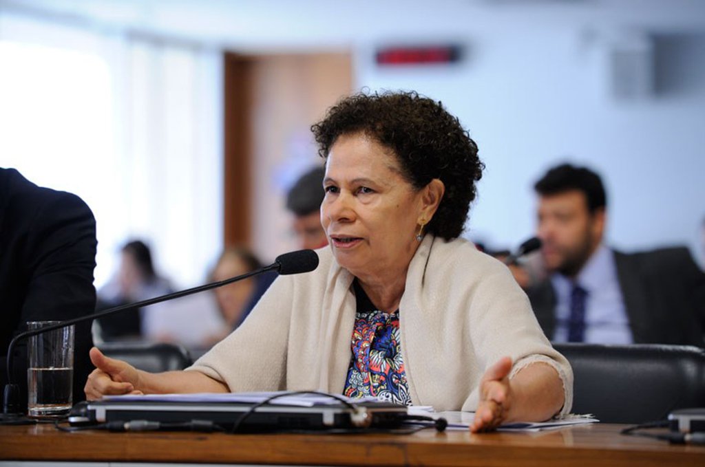 A Comissão de Direitos Humanos e Legislação Participativa (CDH) recebeu o ministro do Trabalho, Ronaldo Nogueira, para debater a portaria que alterou as regras de fiscalização sobre trabalho escravo. A Portaria 1.129 está suspensa desde o dia 24 de outubro, por decisão da ministra Rosa Weber, do STF; para os participantes da audiência, o documento, caso entre em vigor, tornaria a fiscalização mais difícil e aumentaria os casos de exploração de mão de obra