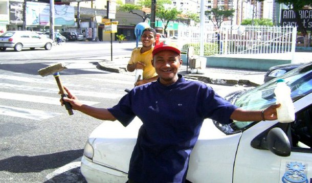 Dados da Pesquisa Nacional por Amostra de Domicílios (PNAD), divulgados pelo IBGE nesta sexta-feira, 17, mostram que 26,8 milhões de trabalhadores não tinham emprego, trabalhavam menos horas do que gostariam ou faziam parte da força de trabalho potencial no terceiro trimestre deste ano; de julho a setembro, a subutilização da força de trabalho do Brasil atingiu 23,9%; número de trabalhadores em sub-emprego aumentou tanto em relação ao trimestre anterior (26,3 milhões), quando a taxa atingiu 23,8%, como em relação ao terceiro trimestre de 2016 (22,9 milhões), quando chegou a 21,2%