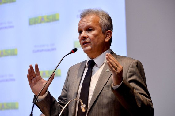 O deputado federal André Figueiredo (CE) foi eleito por unanimidade o novo líder do PDT na Câmara dos Deputados. Sua primeira missão no comando será trabalhar para impedir a votação da Reforma da Previdência. Para o parlamentar, quanto mais aprofundado for o debate sobre o tema da Reforma da Previdência (PEC 287), mais incongruências serão encontradas entre o discurso do Governo e a realidade. “Esse governo vem fazendo jogo de números e gerando uma situação de extrema intranquilidade, defendendo a aprovação de uma medida perversa para o Brasil, ainda como parte de um pacote de maldades sobre a economia produtiva e o trabalhador, e que só aprofundará a crise no Brasil”, alerta