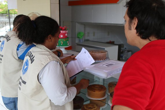 A Diretoria de Ações de Proteção e Defesa do Consumidor (Codecon) da prefeitura de Salvador visitou 27 estabelecimentos no bairro da Pituba, nesta quarta-feira, no primeiro dia da Operação Natal; os fiscais identificaram 11 locais em desacordo com as leis consumeristas; a Codecon emitiu 12 notificações, sendo uma por ausência de placa anti-fumo, uma por não possuir informação de atendimento não preferencial, duas por ausência de exemplar do CDC, cinco por falta de etiqueta de validade, uma por falta de etiqueta de preço e duas por lixeira inadequada