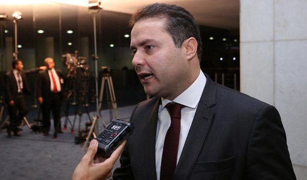 Pensando na reeleição em 2018, o governador Renan Filho (PMDB) tem atraído um grande número de prefeitos para o seu partido, inclusive ex-adversários; caso de maior repercussão foi o de Henrique Vilela, prefeito de Porto de Pedras, antes do PSDB, e primo do ex-governador Teotonio Vilela, que deve disputar o Senado Federal