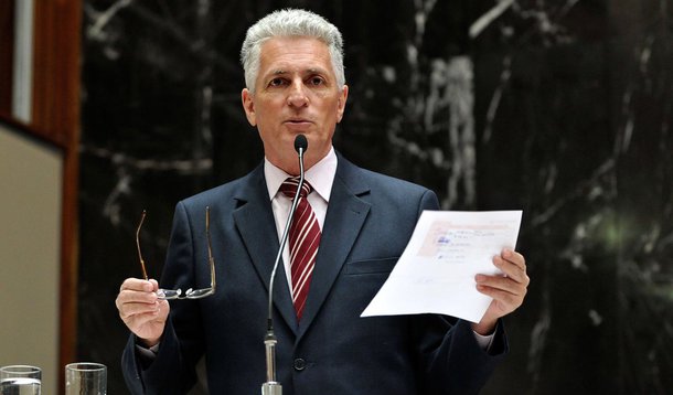 O deputado estadual Rogério Correia (PT-MG) criticou o senador Aécio Neves (PSDB-MG), após a informação de que um relatório elaborado pela PF apontar indícios de que o tucano usava dois celulares com linhas telefônicas supostamente registradas em nome de laranjas para fazer ligações sigilosas