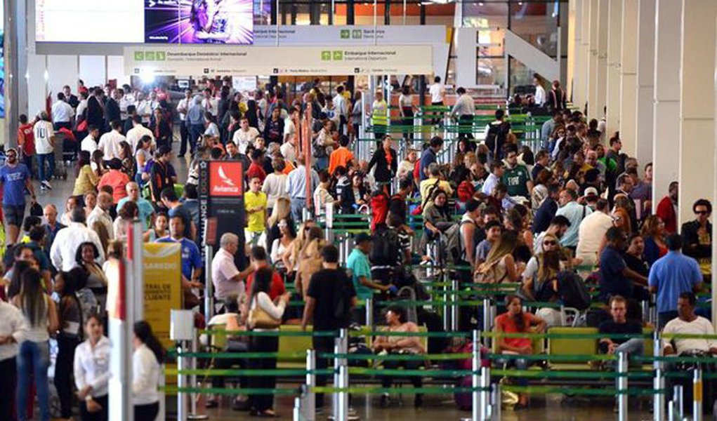 Um drone não identificado sobrevoou na noite desse domingo (12) o aeroporto de Congonhas, em São Paulo, e provocou caos no tráfego aéreo, com dezenas de voos desviados para outras zonas ou cancelados; aeroporto de Congonhas ficou fechado por cerca de duas horas, enquanto a Polícia Militar e a Polícia Federal eram acionadas para tentar resolver a situação; drone foi avistado às 20h15 locais e as operações aéreas só voltaram ao normal às 22h30