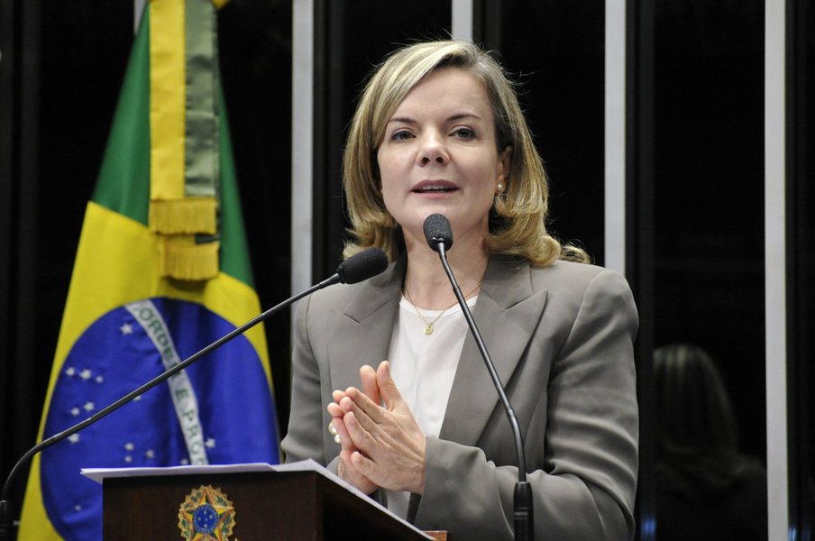 Cumprindo agenda em Fortaleza, a presidente nacional do PT, Gleisi Hoffman, negou ontem (13) que o partido esteja negociando com o PMDB para a eleição do próximo ano. “O PT não está discutindo com o PMDB, não tem nenhuma discussão aberta nesse sentido. Estamos procurando alinhamento com centro-esquerda”, disse. A senadora também rebateu declarações recentes de Ciro Gomes (PDT), que falou da dificuldade de união das esquerdas com o PT, em âmbito nacional, pela proximidade “com golpistas”. “Nos estados, todo mudo acaba tendo relacionamento com partidos variados. O PDT também tem (relação) com o PMDB, está no governo de Alagoas, participou até pouco tempo com o governo do Rio Grande do Sul”, disse
 
 