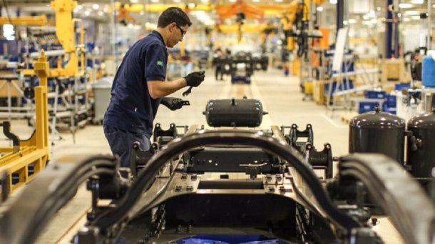 Goiás continua entre os estados líderes na geração de empregos formais (com carteira assinada) no Brasil; de janeiro a outubro, em números absolutos, já foram contabilizados 44.967 novos postos de trabalho, o 4.º maior saldo do Brasil, atrás apenas de São Paulo, Minas Gerais e Santa Catarina; já em termos proporcionais, Goiás está em terceiro lugar, com crescimento de 3,79%, de acordo com dados do Cadastro Geral de Empregados e Desempregados (Caged), do Ministério do Trabalho e Emprego, e compilados pelo Instituto Mauro Borges, da Secretaria de Gestão e Planejamento (IMB/Segplan)