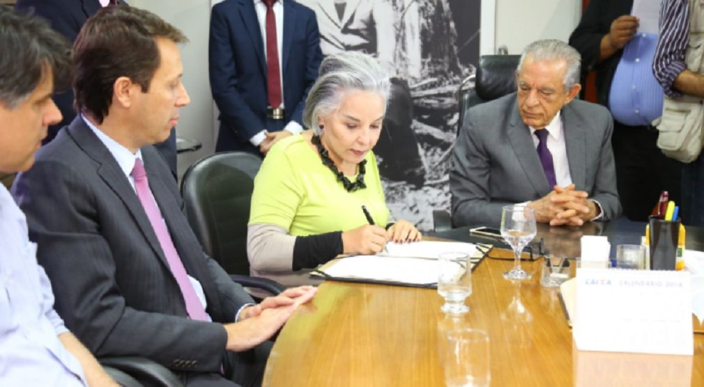 O Instituto Paraná divulgou nesta semana pesquisa de avaliação da gestão do prefeito Iris Rezende (PMDB). Os dados foram encomendados pela Record TV Goiás; sobre Iris, 37,2% avaliaram como regular; péssimo (22,1%), ruim (19,4%), bom (15,8%), ótimo (3,9%) e não sabem ou não opinaram, 1,6%; sobre a aprovação, 57,2% desaprovam a prefeitura de Iris, enquanto 39,5% aprovam