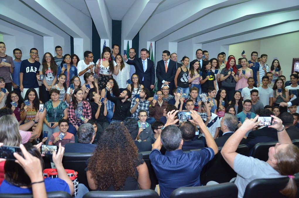 O governador Marconi Perillo e o titular da Secretaria de Governo (Segov), Tayrone Di Martino, comandaram nesta quinta-feira, 16, Palácio Pedro Ludovico Teixeira, reunião com pais dos 125 alunos que participam do Programa Goiás Sem Fronteiras; o encontro, que também teve a participação dos alunos beneficiados pelo programa de intercâmbio, serviu para dar as últimas instruções para a viagem de 30 dias aos EUA; os estudantes embarcarão no dia 25 de novembro e retornarão ao Brasil em 23 de dezembro e terão as despesas 100% subsidiadas pelo Goiás Sem Fronteiras