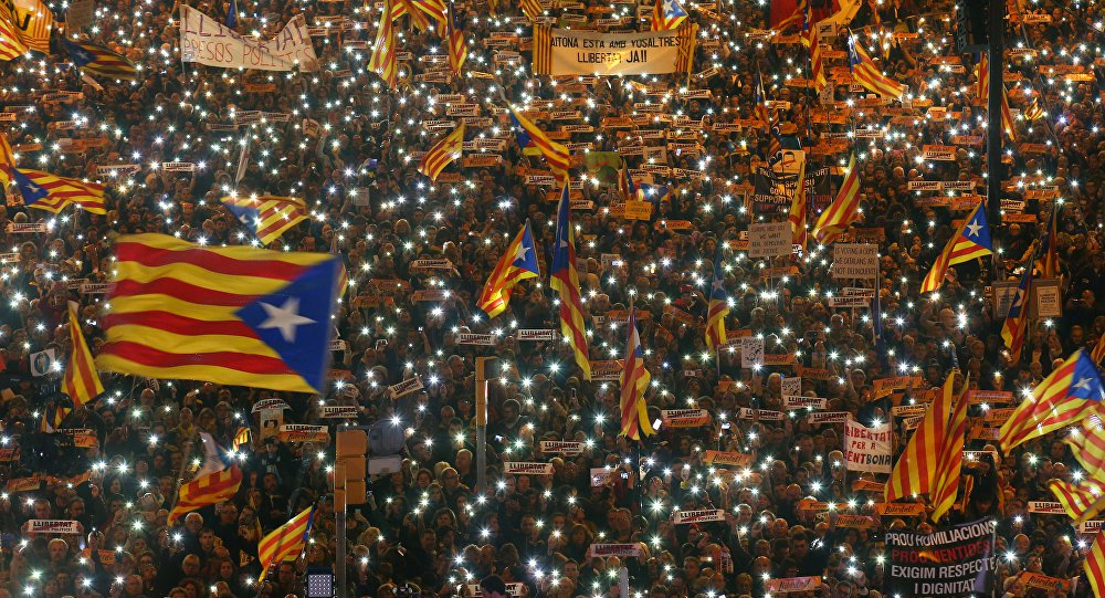 A marcha ocorre um dia depois da presidente do Parlamento local, Carme Forcadell, e outra dezena de políticos destituídos por Madri por meio de um mecanismo institucional, pagaram fiança e deixarem a cadeia. Segundo a polícia municipal, 750 mil pessoas participaram do protesto