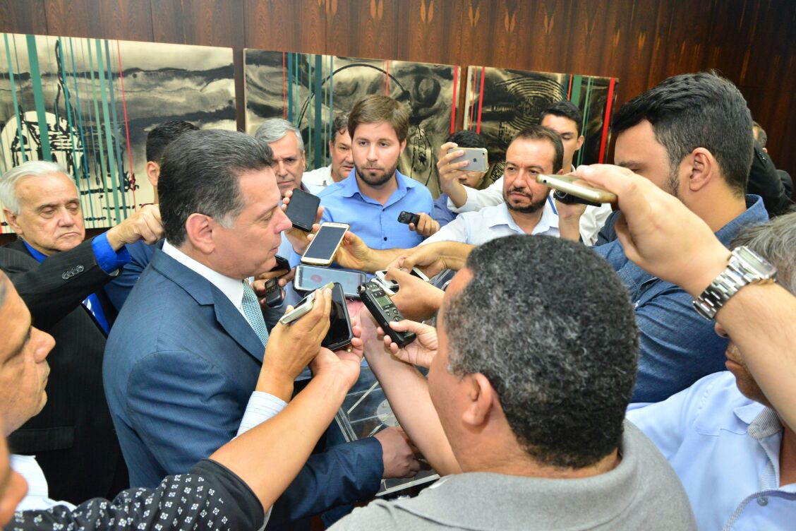 Ao conceder entrevista, hoje de manhã, a repórteres de vinte e cinco emissoras de rádio do Norte, Nordeste do Estado e dos vales do Araguaia e do São Patrício, o governador Marconi Perillo anunciou que a duplicação da GO-070, entre Goiânia e a Cidade de Goiás, será inaugurada dia 25 de março do ano que vem; "Trata-se de uma das obras mais caras do estado em andamento. Não vai faltar dinheiro”, disse Marconi, ressaltando é uma obra prioritária, cujos recursos estão assegurados