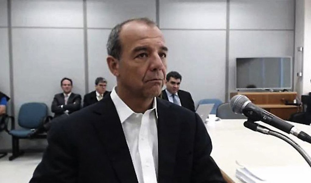 Em delação premiada, o marqueteiro Renato Pereira, que foi responsável por várias campanhas eleitorais do PMDB-RJ nos últimos anos, disse que pagou mesada a pelo menos 11 pessoas, por ordem do ex-governador Sérgio Cabral; segundo ele, receberam mesada Maurício Cabral, irmão do ex-governador, além de fundador de bloco de carnaval, produtora de filme, piloto do helicóptero, entre outras pessoas