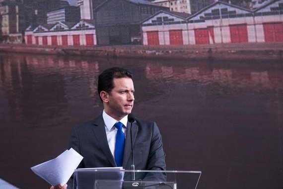 O prefeito de Porto Alegre, Nelson Marchezan Júnior (PSDB), afirmou que não tem dinheiro para pagar o 13° do funcionalismo em dia e encaminhará projeto à Câmara de Vereadores para pagar indenização e parcelar o benefício em 10 vezes, nos moldes do que fez o governo estadual em 2016; "Nós vamos encaminhar um projeto pra Câmara de Vereadores pra que a gente possa fazer indenização como dezenas de outros municípios estão fazendo e pagá-lo em 10 vezes", afirmou