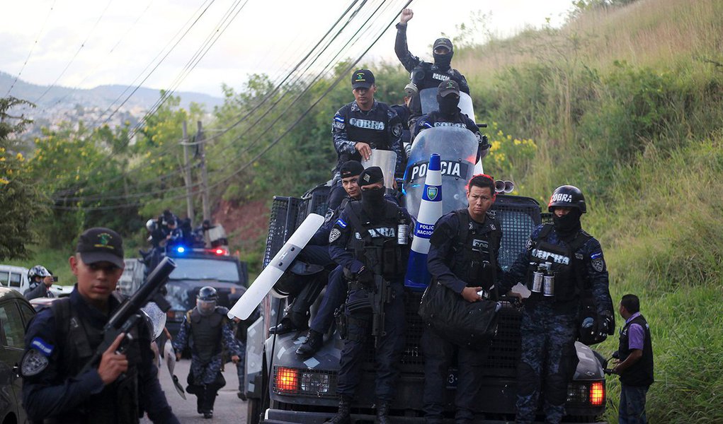Alguns policiais abandonaram seus postos e se uniram a manifestações contra o resultado das eleições que irromperam na cidade horas depois de anoitecer e do toque de recolher supostamente ter entrado em vigor; a oposição alega que o governo manipulou as urnas para reeleger Juan Orlando Hernández contra o oposicionista Salvador Nusralla, que liderava a contagem 