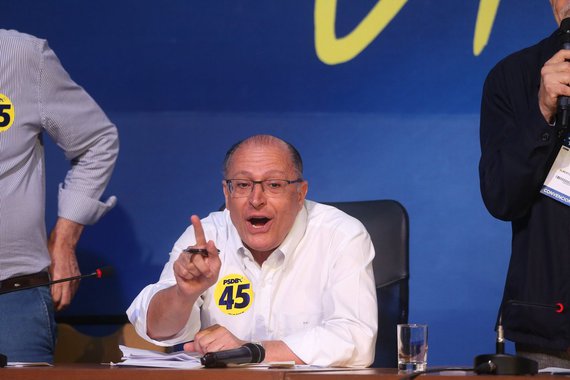 O novo presidente nacional do PSDB, Geraldo Alckmin, vai convocar uma reunião da Executiva Nacional e da bancada tucana na Câmara na próxima semana para definir o posicionamento do partido na votação da reforma da Previdência; ele disse ser favorável ao fechamento de questão a favor da proposta do governo, mas adotou um tom cauteloso ao se referir à posição do partido; “Pessoalmente, sou favorável à reforma da Previdência. Já a fiz, em 2011, em São Paulo. A minha posição pessoal é pelo fechamento de questão, mas essa não é uma decisão só da executiva do partido. É também da bancada”