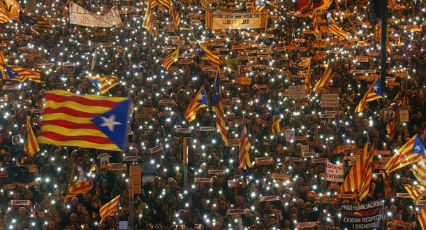 A marcha ocorre um dia depois da presidente do Parlamento local, Carme Forcadell, e outra dezena de políticos destituídos por Madri por meio de um mecanismo institucional, pagaram fiança e deixarem a cadeia. Segundo a polícia municipal, 750 mil pessoas participaram do protesto