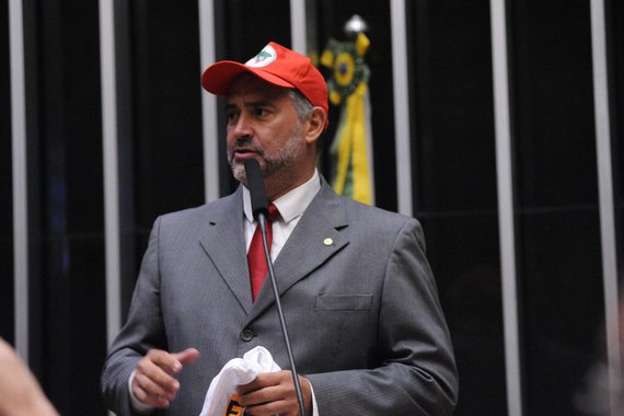 O deputado federal Paulo Pimenta (PT-RS) propôs um projeto de lei para destinar imóveis rurais oriundos de corrupção para a Reforma Agrária; "Os instrumentos disponíveis na legislação brasileira ainda são insuficientes para garantir de forma democrática o acesso a terra em nosso país”, diz Pimenta; segundo relatório da ONG Oxfam, os latifúndios correspondem a 45% das áreas rurais no Brasil