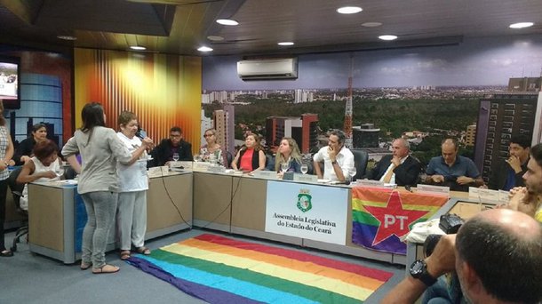 O deputado estadual Elmano de Freitas e a deputada federal Luizianne Lins debatem hoje, na Assembleia Legislativa, alterações na legislação penal com o objetivo de enquadrar o assassinato de LGBTs como qualificadores do crime de homicídio, a chamada "Lei Dandara", que tramita na Câmara Federal. O PL foi batizado em homenagem à travesti Dandara dos Santos. Pelo projeto, será considerado LGBTcídio o crime que envolver menosprezo ou discriminação por razões de sexualidade e identidade de gênero
 