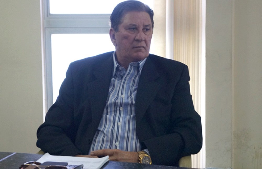 O delegado titular da cidade de Batalha, Rômulo Monteiro (foto), disse em entrevista à Rádio Gazeta AM nesta quinta-feira que a situação do município sertanejo é "crítica", após a execução do vereador Neguinho Boiadeiro, morto com diversos tiros logo após deixar a sede Câmara Municipal; o delegado diz que a polícia está trabalhando no sentido de "apaziguar os ânimos na cidade", visto que o filho da vítima já estaria planejando vingar a morte do pai; ainda de acordo com o delegado, "Pretinho", que é filho de Neguinho Boiadeiro, deixou sua casa logo quando tomou conhecimento do assassinato