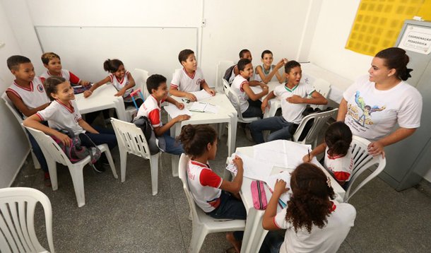 Em Aracaju, o Programa Novo Mais Educação, voltado aos alunos de escolas municipais, está atendendo mais de 2 mil estudantes do ensino fundamental; um reforço diário  de Português e Matemática, que são as matérias em que os alunos geralmente sentem mais dificuldade em acompanhar; apesar de existir há quase cinco anos, o Programa ainda não havia passado por uma avaliação que pudesse demonstrar os índices alcançados; por isso, durante este ano, os alunos foram acompanhados de perto para a obtenção de um diagnóstico consistente contendo informações necessárias sobre a sua atuação