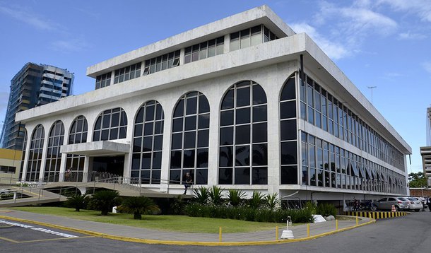 Levantamento feito por um internauta mostra que o Tribunal de Contas do Estado de Alagoas (TCE/AL) gastou, de janeiro a novembro deste ano, mais de R$ 670 mil somente com pagamentos de diárias; nos últimos dias foram liberados mais de R$ 65 mil em diárias para 21 servidores do órgão que participaram do Congresso dos Tribunais de Contas do Brasil, realizado em Goiânia